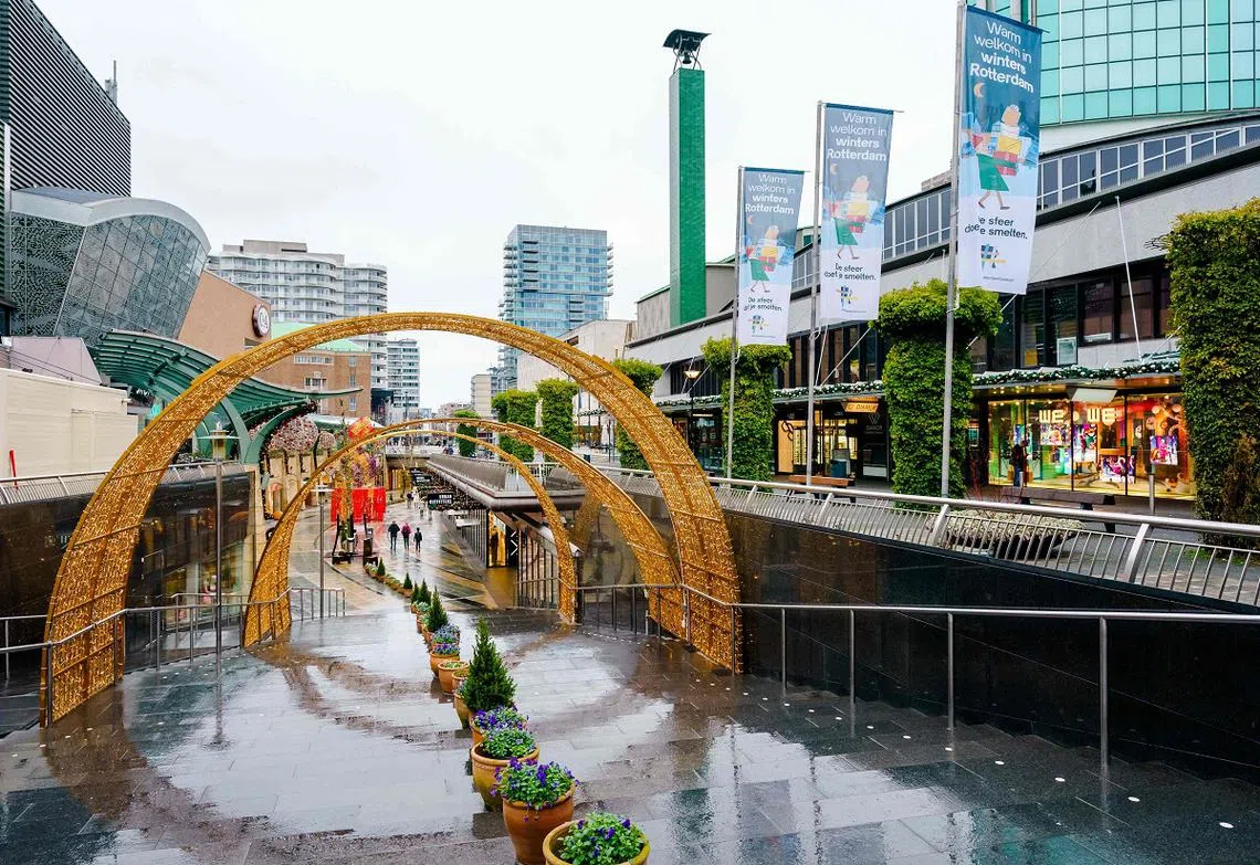 昨天（12月19日）是荷兰实施封锁措施来应对奥密克戎在欧洲引发的第五波疫情的第一天。挂满圣诞装饰的商场地区冷冷清清。（路透社）