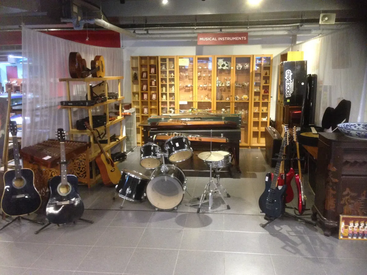  店里甚至有售卖乐器！（Red Shield Industries） 