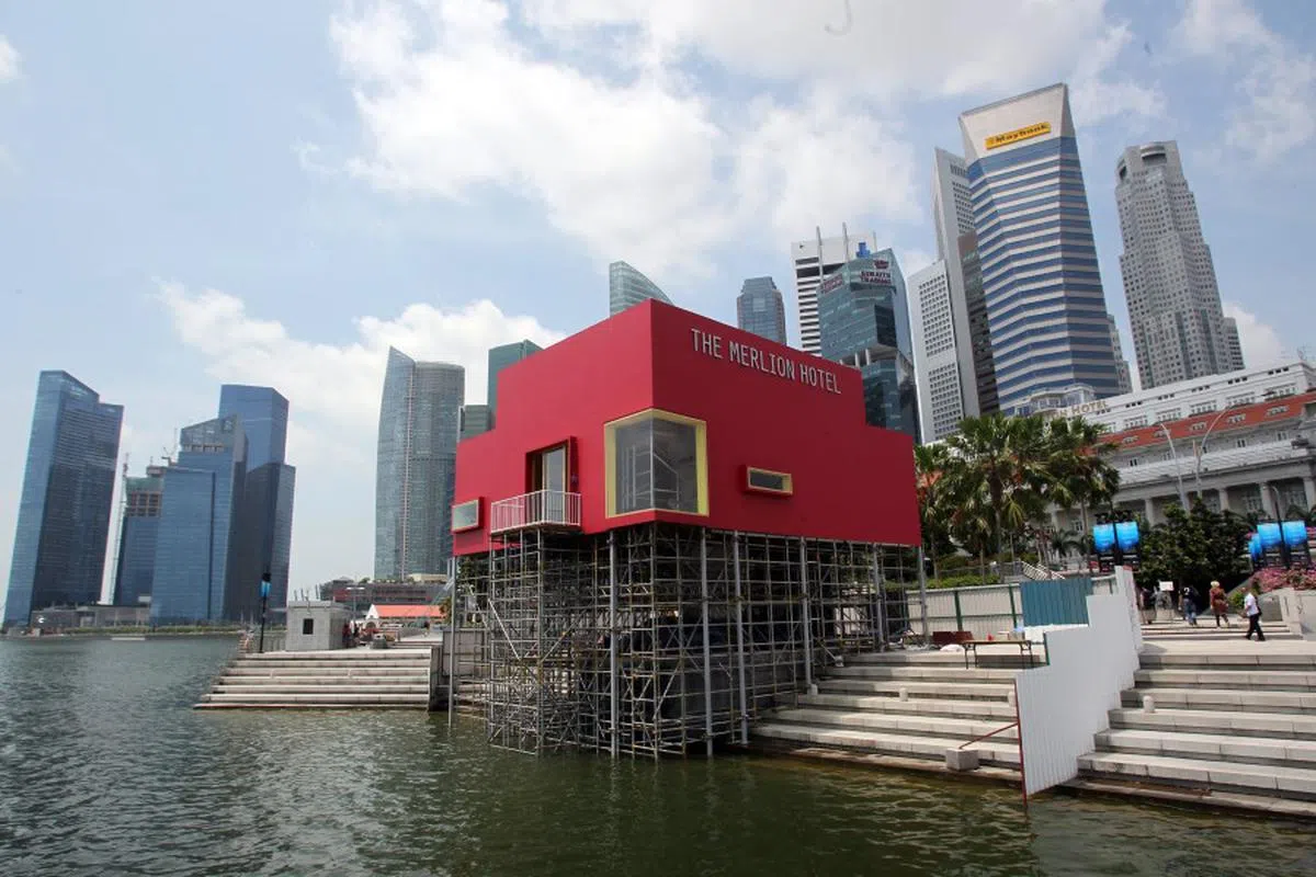 旅游景点摇身一变，成为装置艺术品。（联合早报）