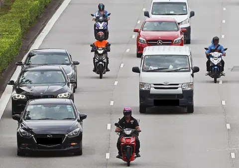 电单车占本地车辆总数的少过15%，但去年的致命车祸中，电单车骑士和后座乘客的死亡人数就占了一半。（海峡时报）