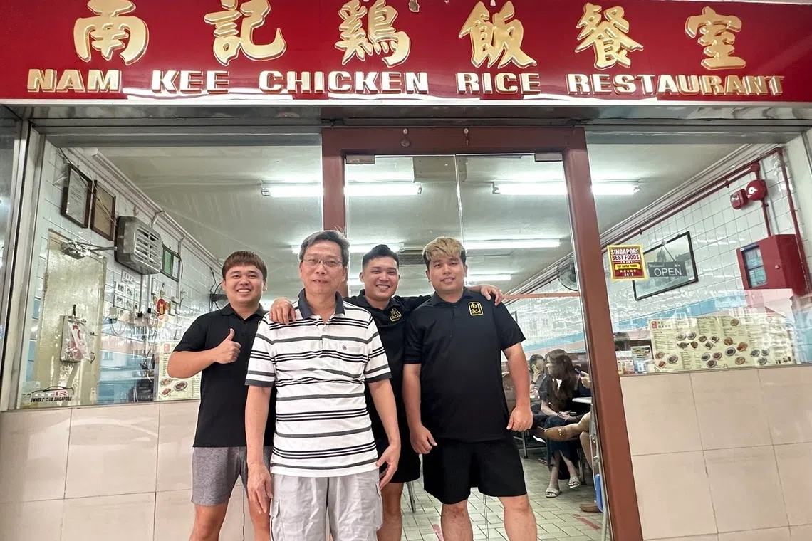 南记鸡饭第三代店主周以汶 （右一）、周以瑞（右二）和周壹洋（左一）与叔叔合照。