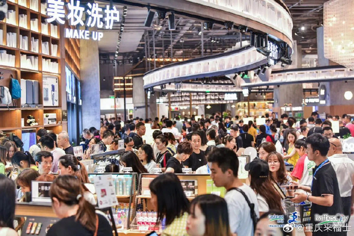  消费者采购美妆物品。（重庆来福士微博） 