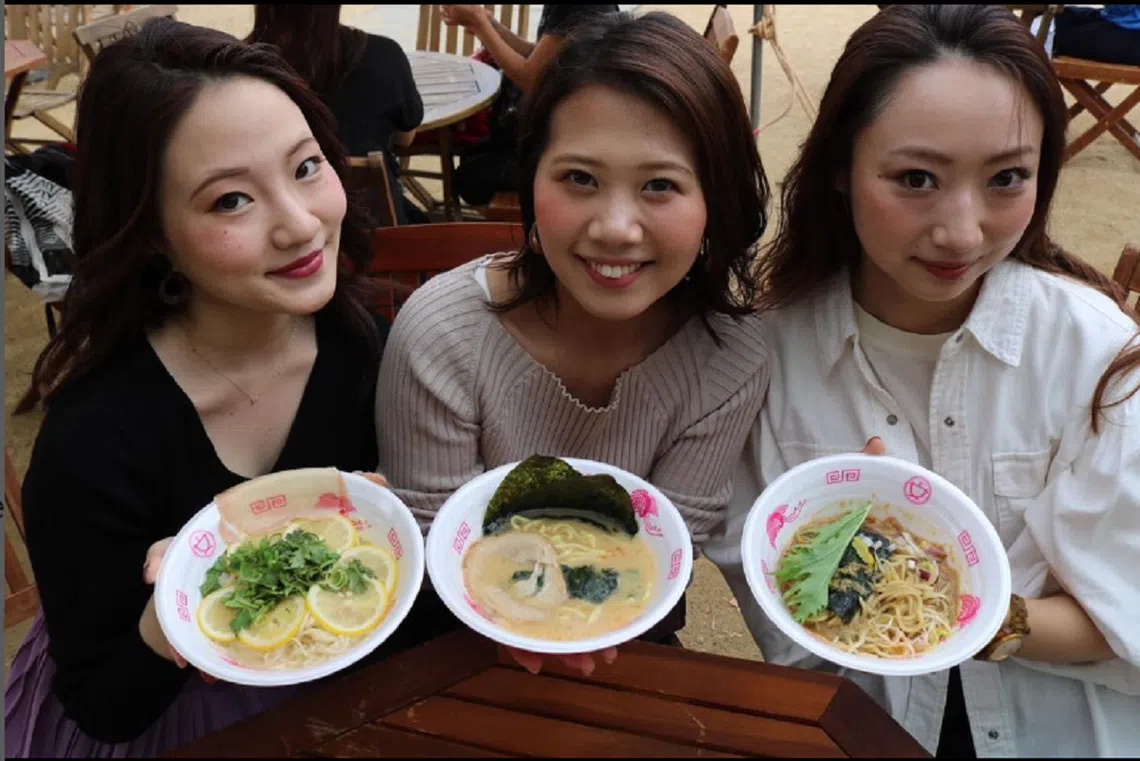 参加拉面女孩节的日本女性。（ramengirlsfes）