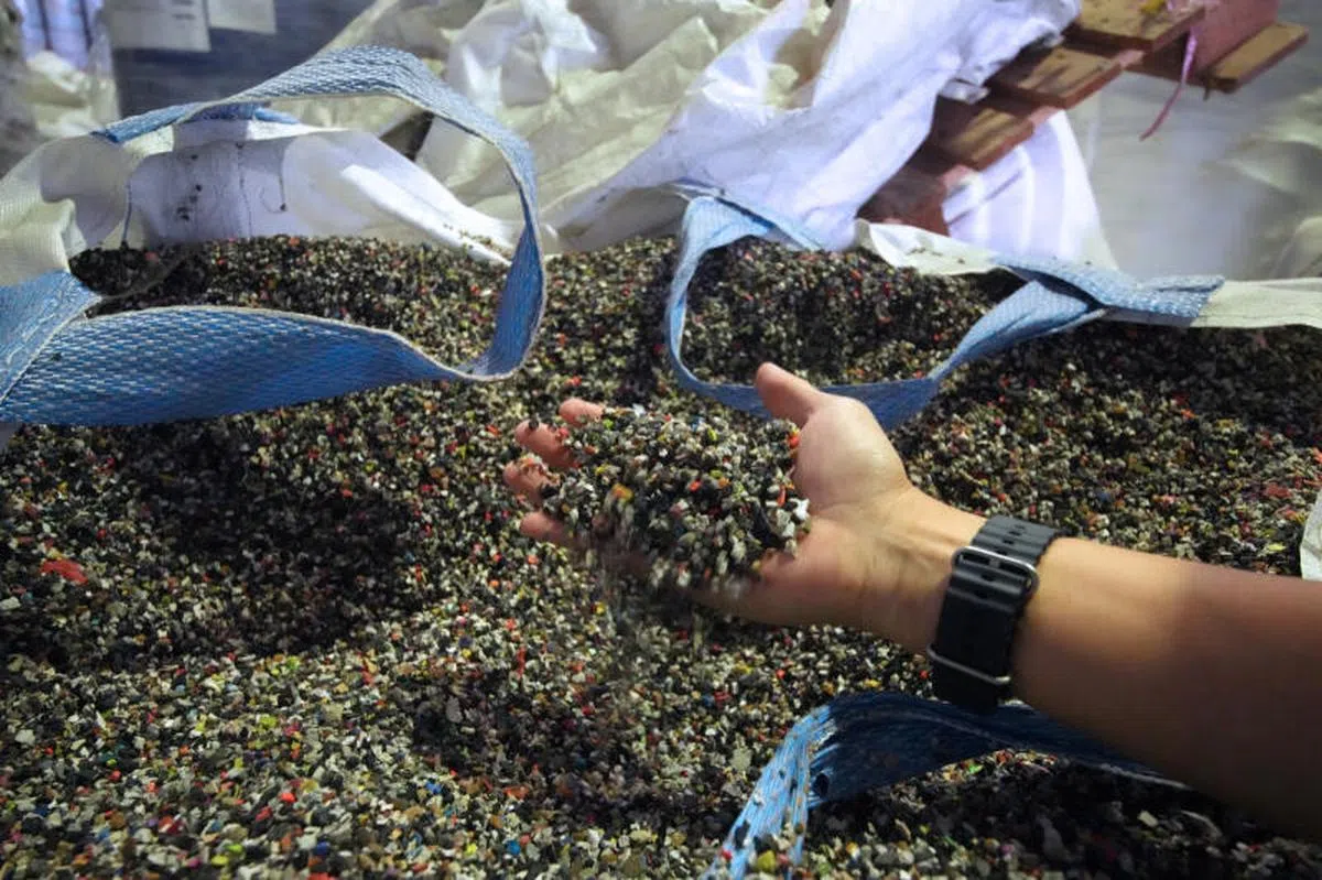 鞋底将成为橡胶颗粒（图），可用来制作跑道。（联合早报）