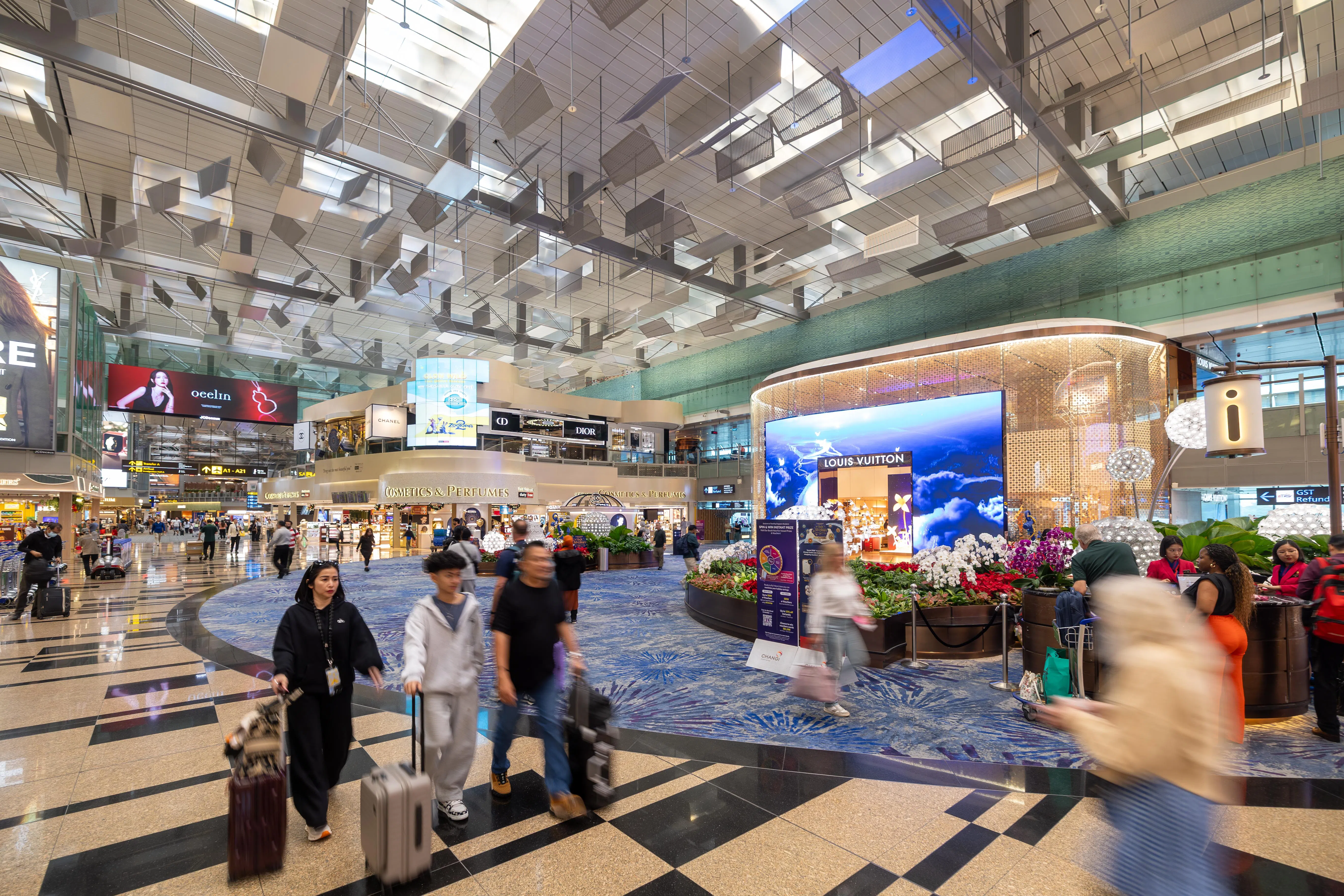 樟宜机场内有许多商店与社交区域客工旅客逗留。