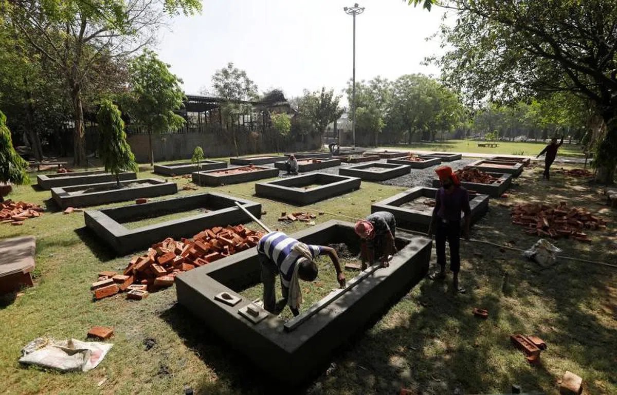  印度火化场已供不应求，工作人员正在快速建造新的火化空间。（路透社） 