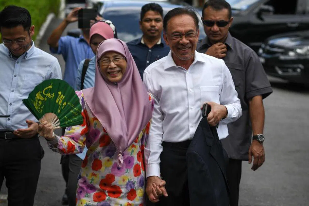  旺阿兹莎（左）宣称安华（右）将领军希盟迎战可能来临的闪电大选。（法新社） 