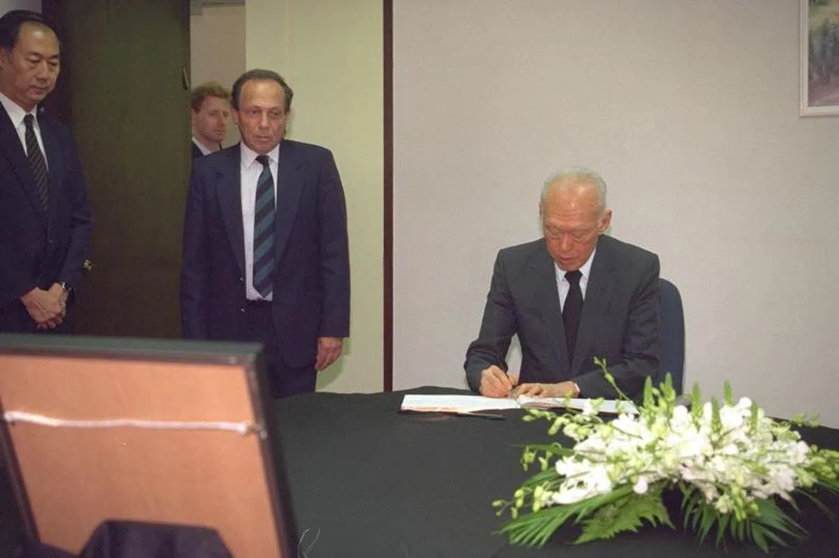  1995年11月7日，已故建国总理李光耀到以色列驻新加坡大使馆吊唁，在吊唁册上写下“世界的损失”这句悼辞。（联合早报） 