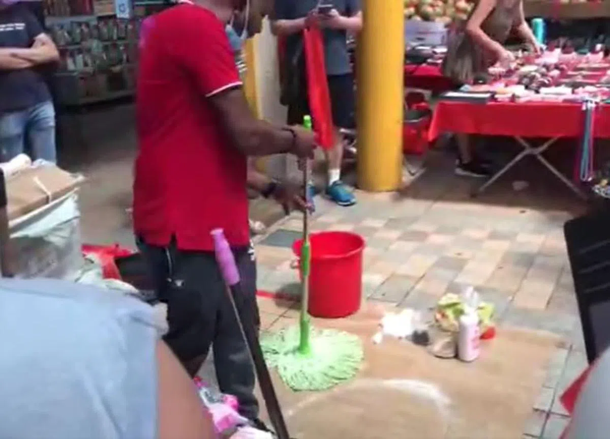  拖把挤完水分后，必须“打开像一朵花”，轻轻一扫即可抹除污渍。（视频截图） 