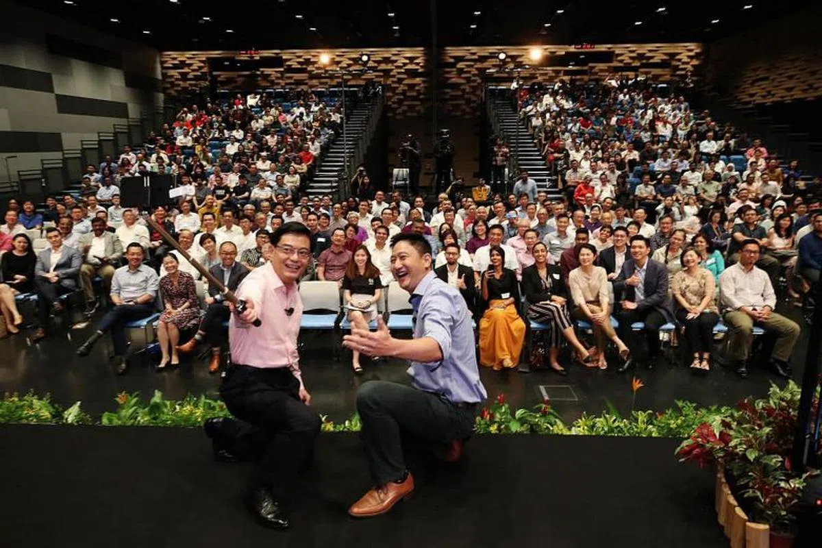  王瑞杰显然是社交媒体新手，和与出席对话会的400多名与会者自拍显得有些生硬。（王瑞杰面簿） 