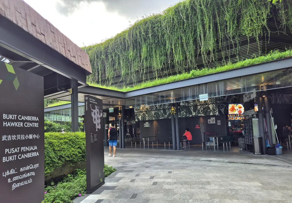 武吉坎贝拉小贩中心连日来因为管理方面的问题成为媒体追踪的焦点。（联合早报）