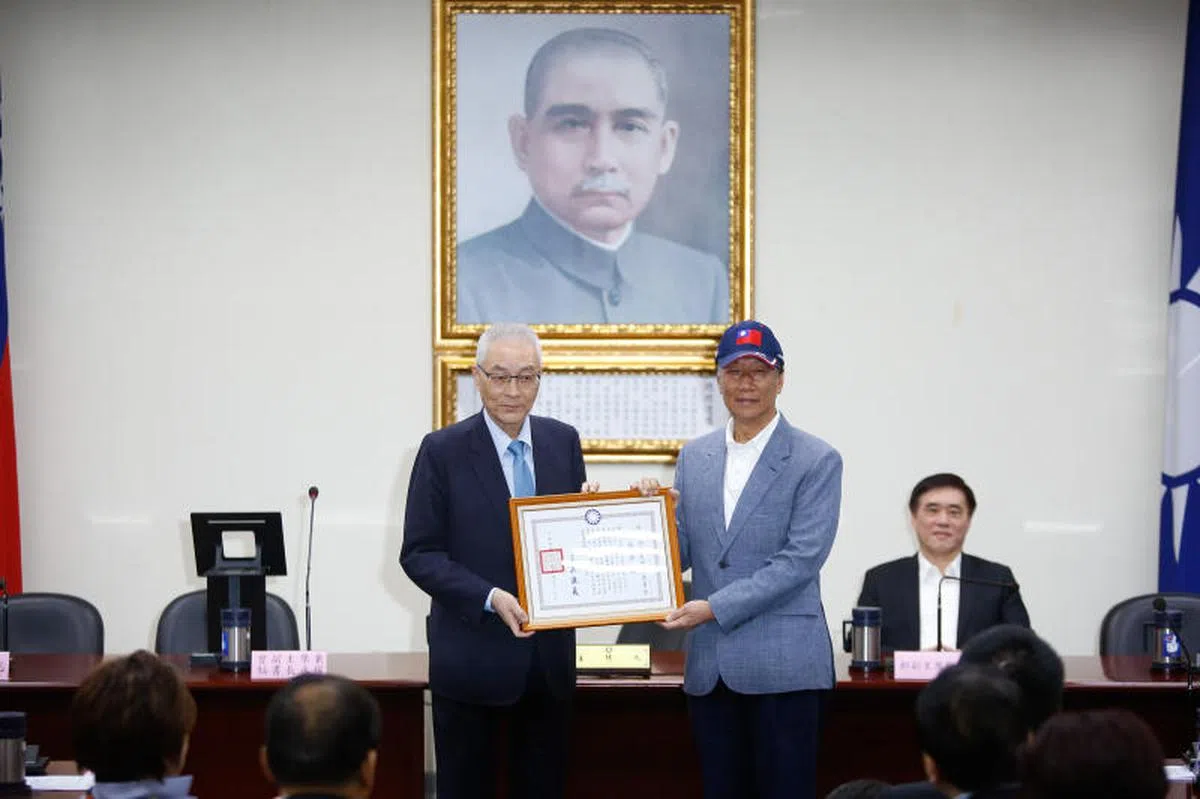  郭台铭今天到国民党中央党部接受党主席吴敦义颁予的荣誉状。（彭博社） 
