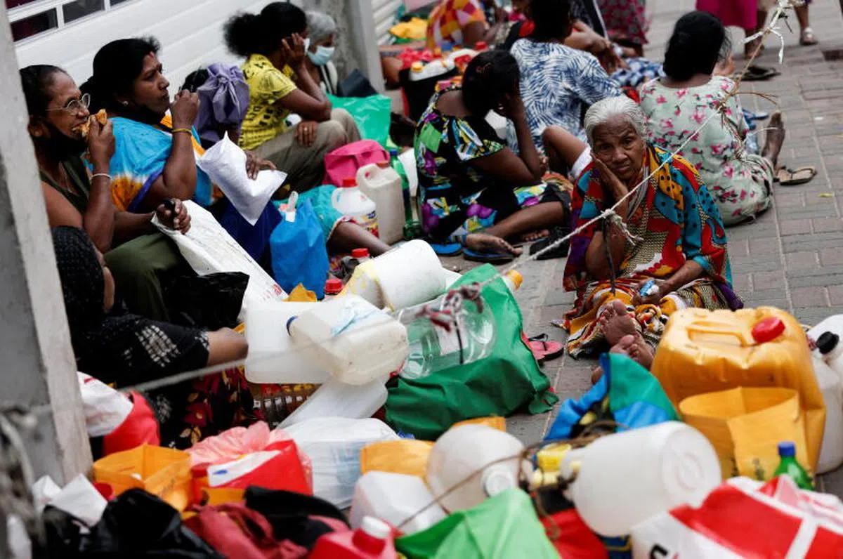 排队买燃油煮饭。（路透社）