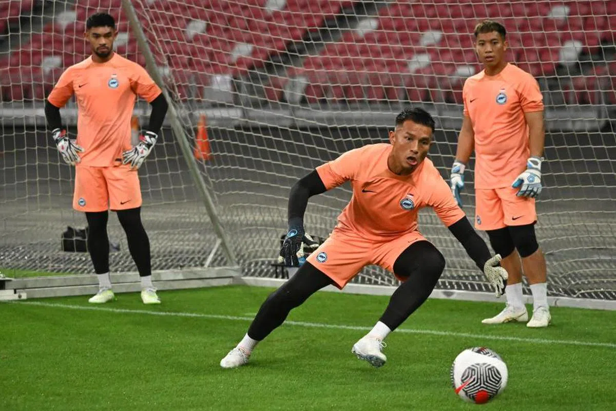 哈山（最前方者）是新加坡的资深门将。（海峡时报）