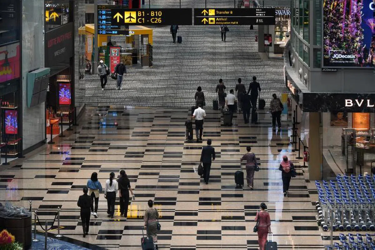  香港规定使用航空泡泡的市民必须完成冠病疫苗接种，本地无相同规定。（海峡时报） 