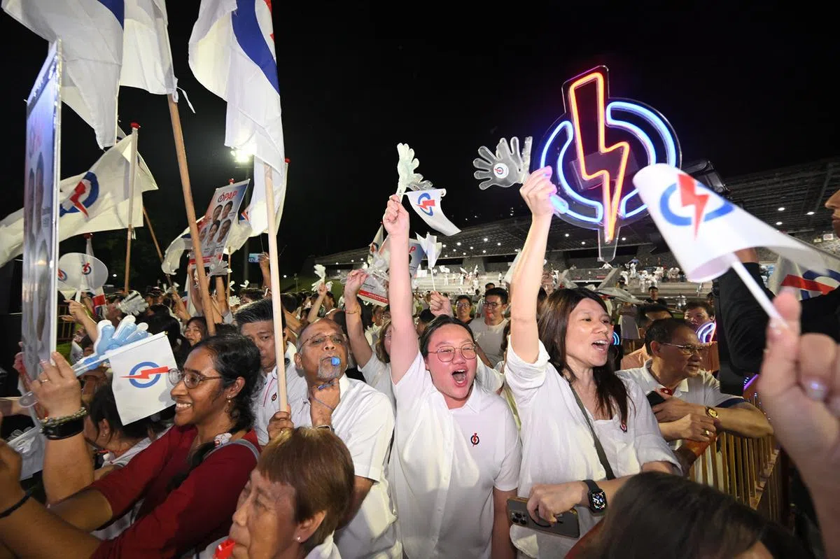 新加坡2025年大选开票夜人民行动党支持者。（海峡时报）
