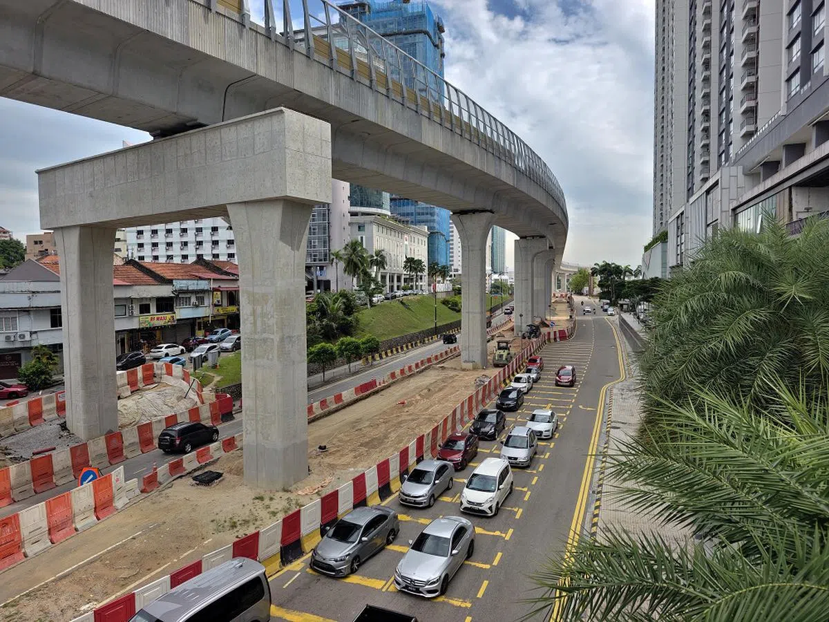 位于新山市中心的新柔地铁高架轨道。（联合早报）