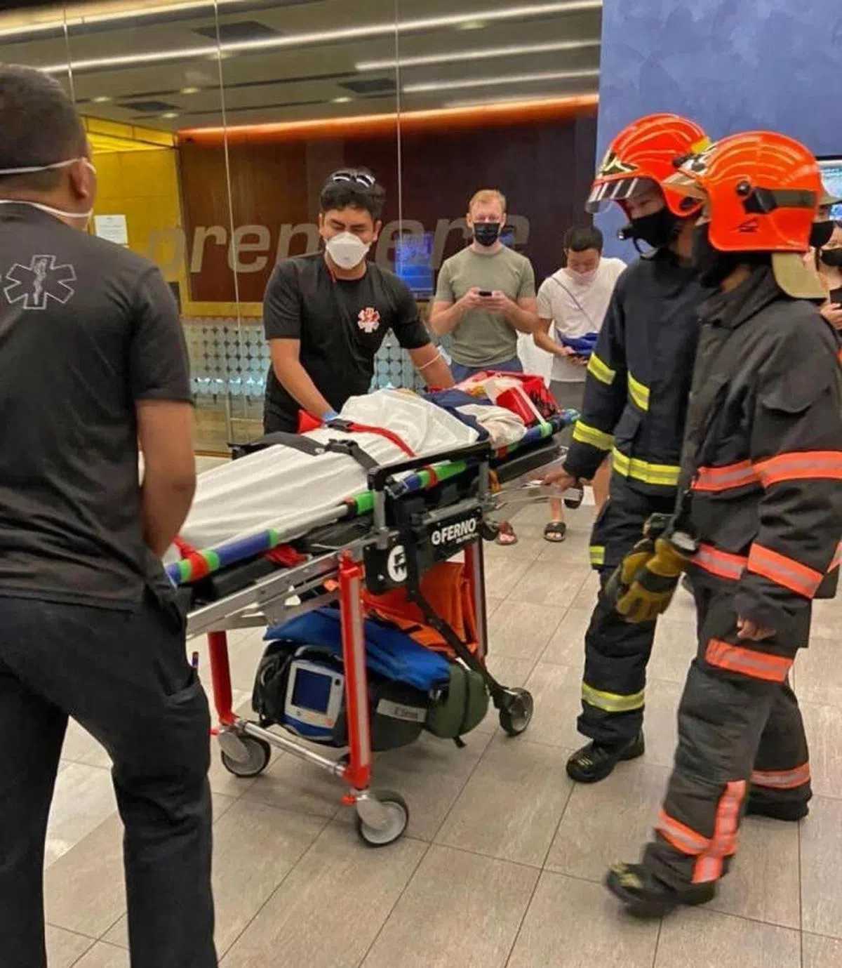  民防部队到场后，将一名受伤女子送往医院接受治疗。（互联网） 