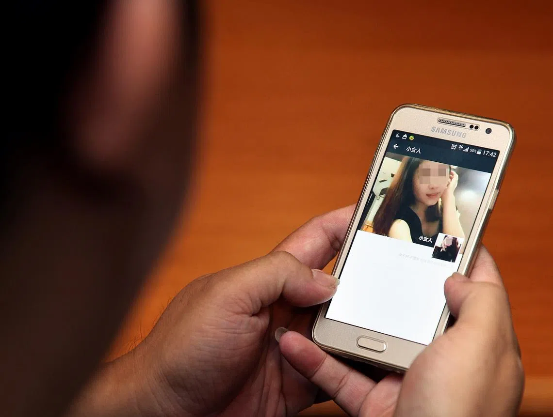 一名49岁已婚女性设下爱情骗局，从每名受害者身上骗走数万元到十多万元不等的款项。（新报示意图）