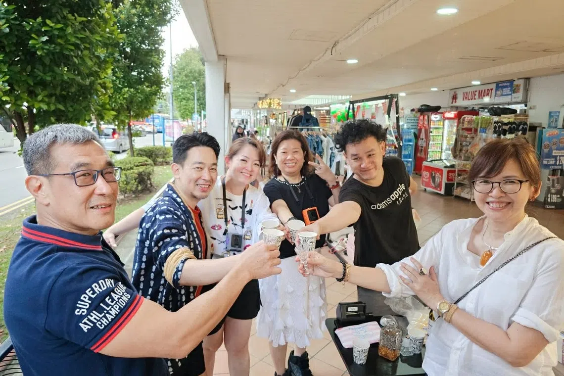 一群志同道合才华横溢的摊主们。右一为作者。