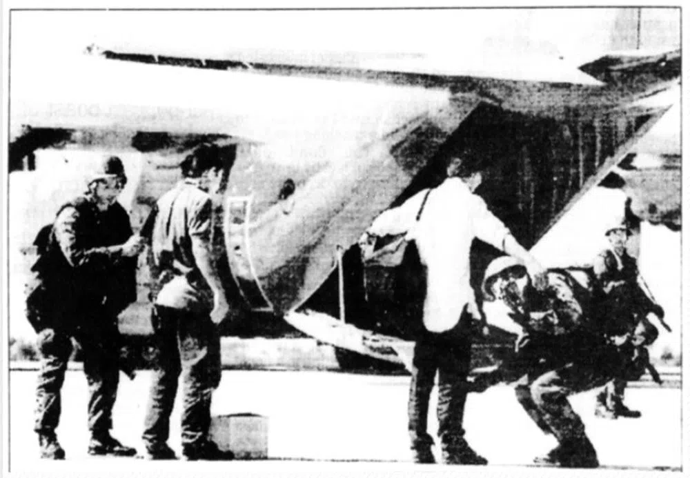 1997年7月26日的《海峡时报周刊》刊登了同一张美联社照片。