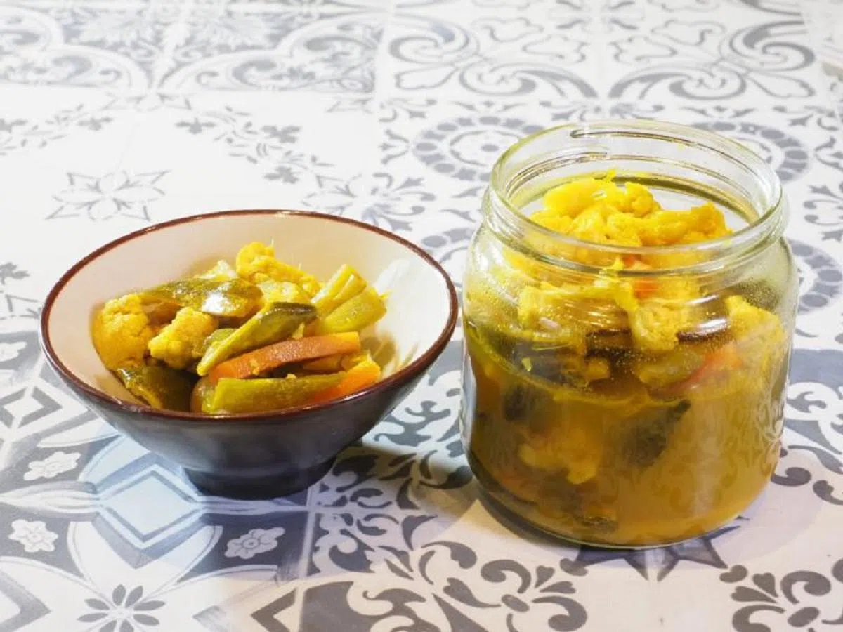 欧亚裔阿渣习惯以棕榈酒醋和芥末油腌渍，带有一股“呛鼻”的浓浓酸味。（联合早报）