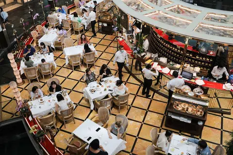 少了一大批年轻兼职工，餐饮业急需想办法“填补”。（海峡时报）