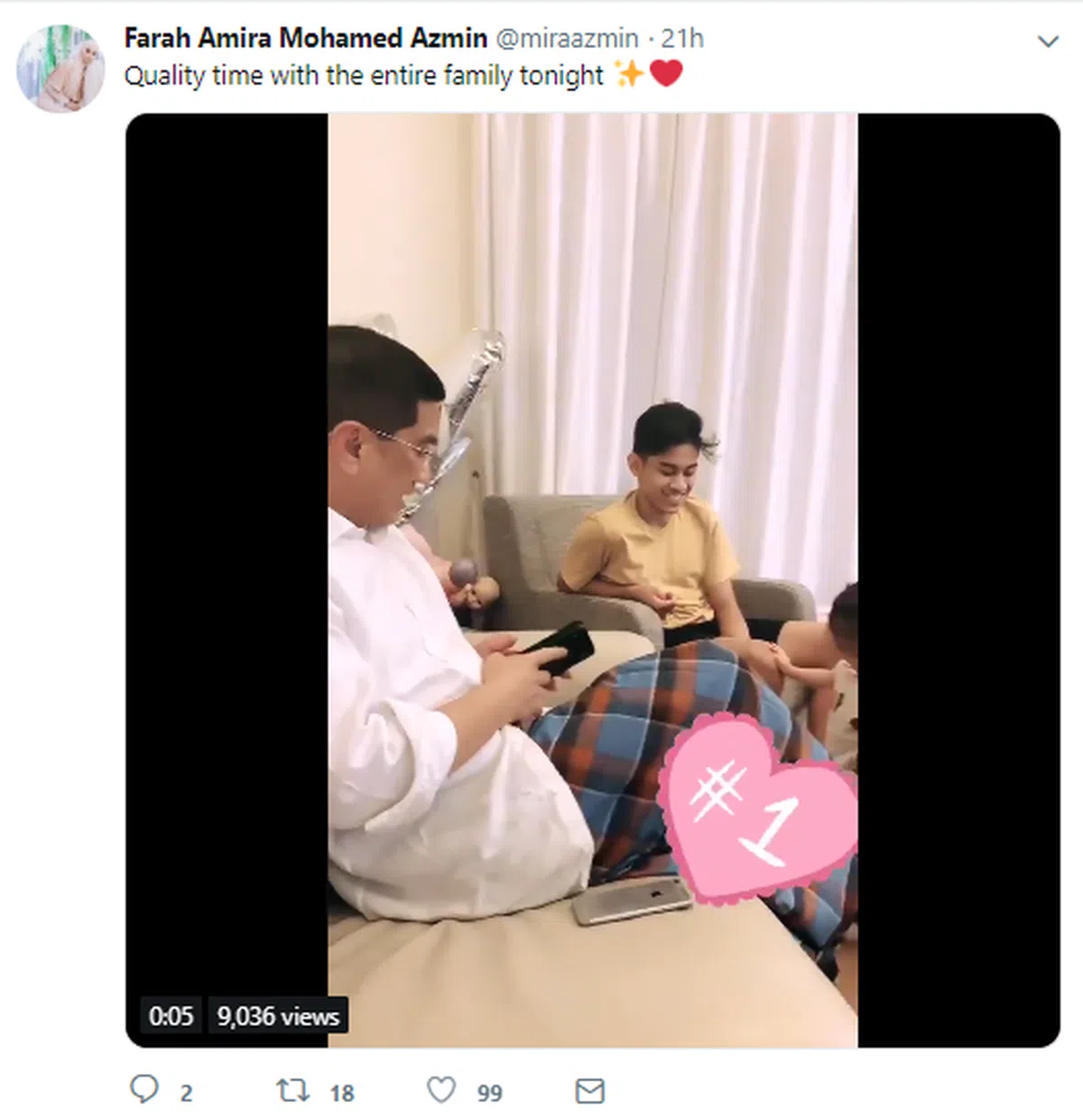  阿兹敏女儿法拉阿兹敏推特昨天在推特上发布的一个视频显示，阿兹敏和家人一起，享受天伦之乐。视频中的阿兹敏看来老神在在。（法拉阿兹敏推特的视频截图） 