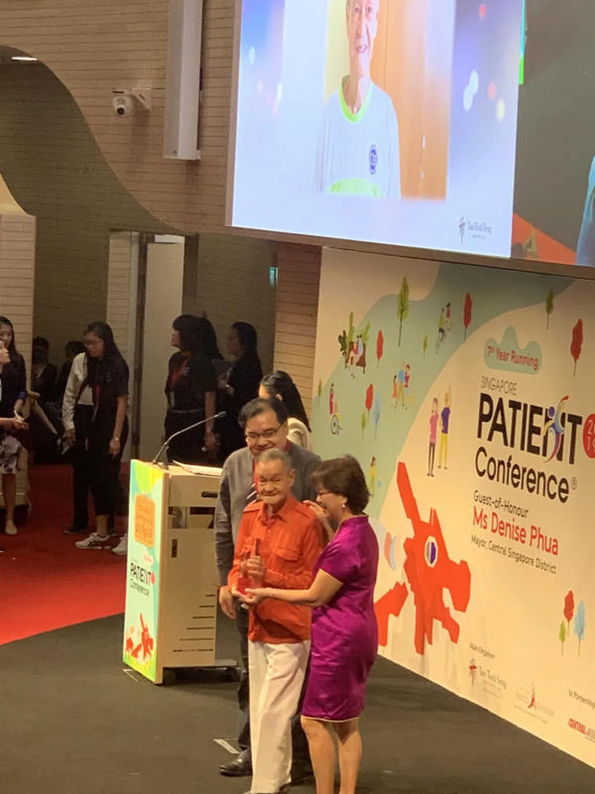  这位橘红色上衣的就是心地善良的李超群伯伯。（新明日报） 