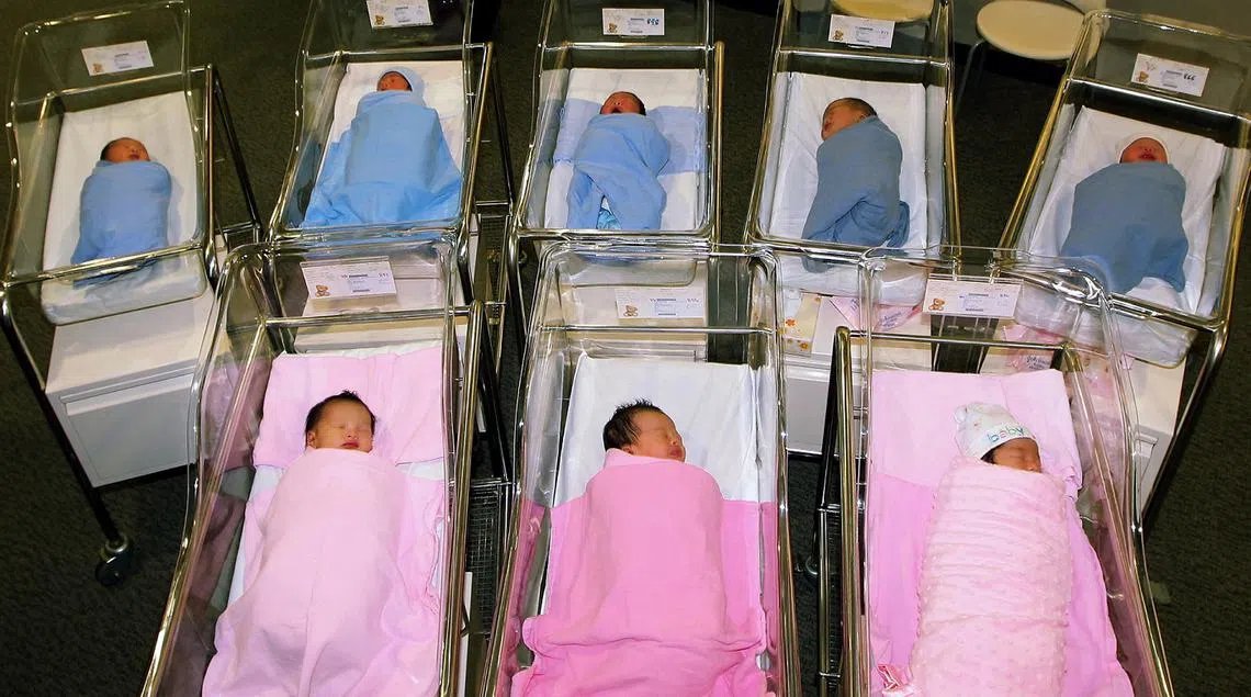 全球生育率已从2000年的2.7跌至目前的2.3。（海峡时报）