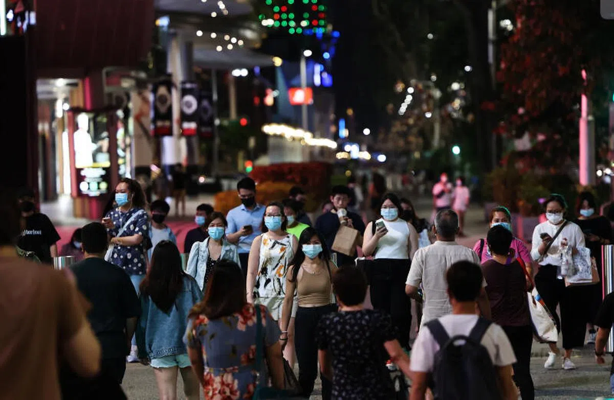 乌节路周末的人潮。（联合早报）