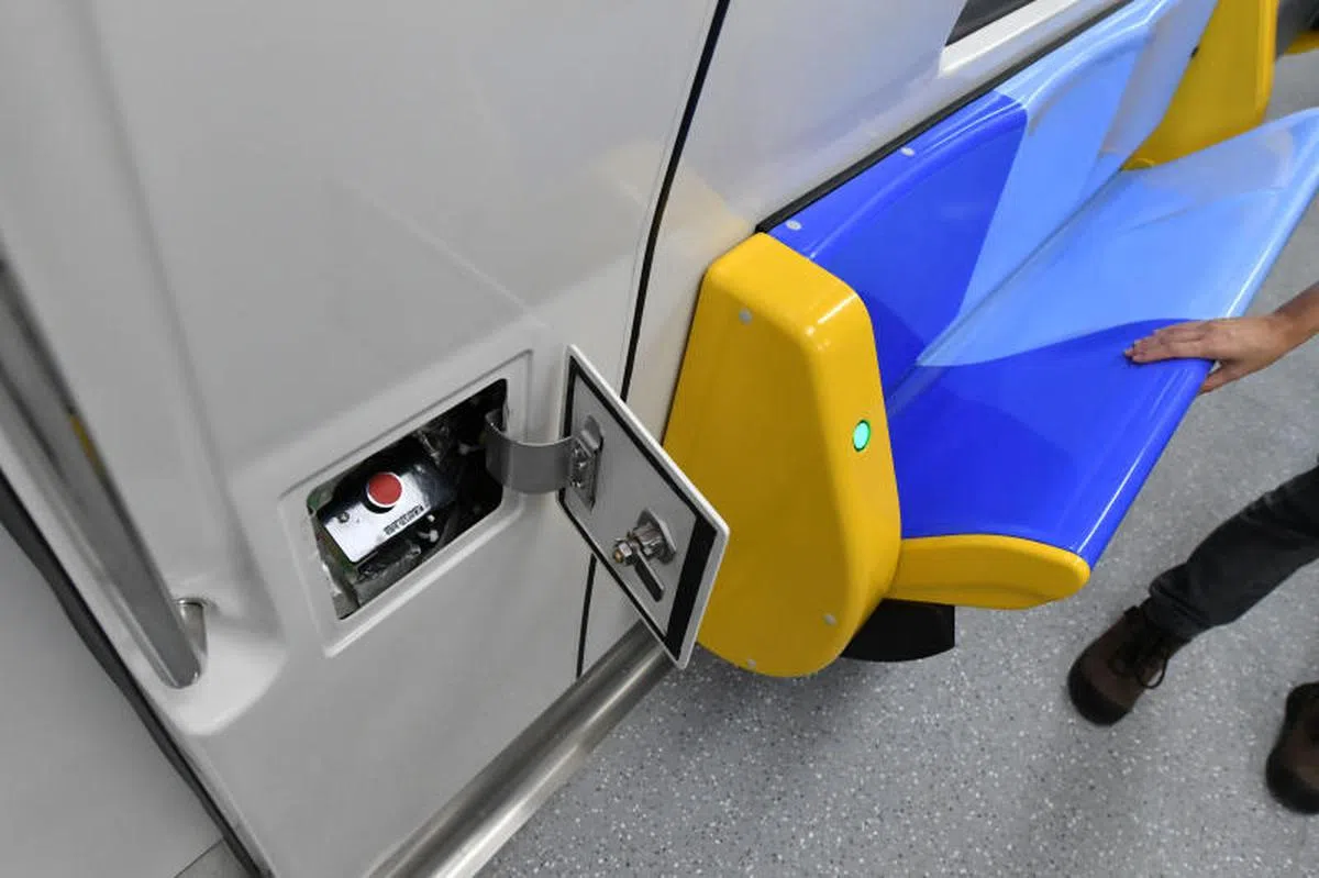  这些座位只能由车长或地铁职员在列车运作前决定是否将座位折起或放下。（海峡时报） 