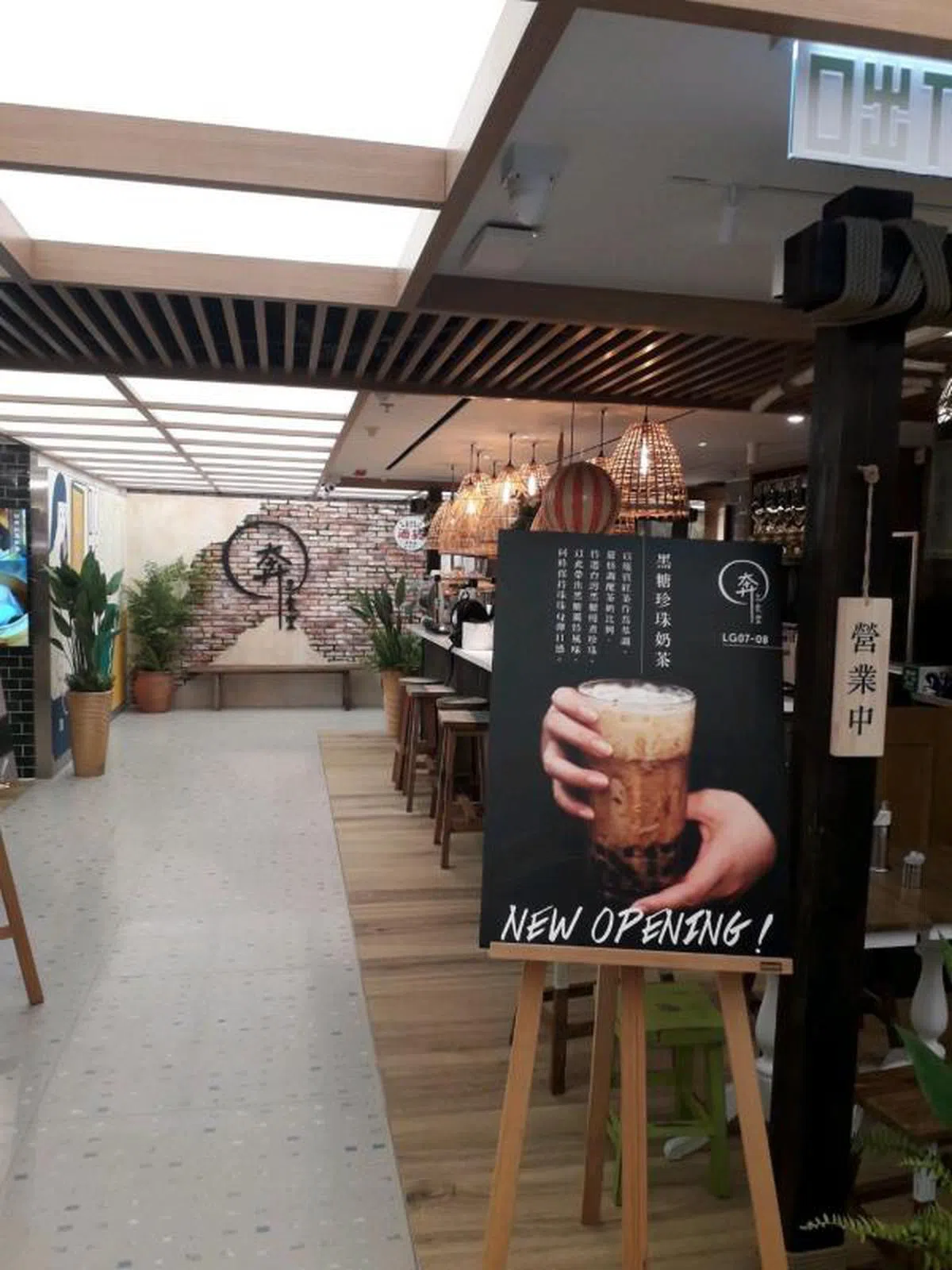 “奔之食堂”餐厅墙上还挂着一张前总统马英九的照片，他曾到这间餐厅吃过饭。（互联网）