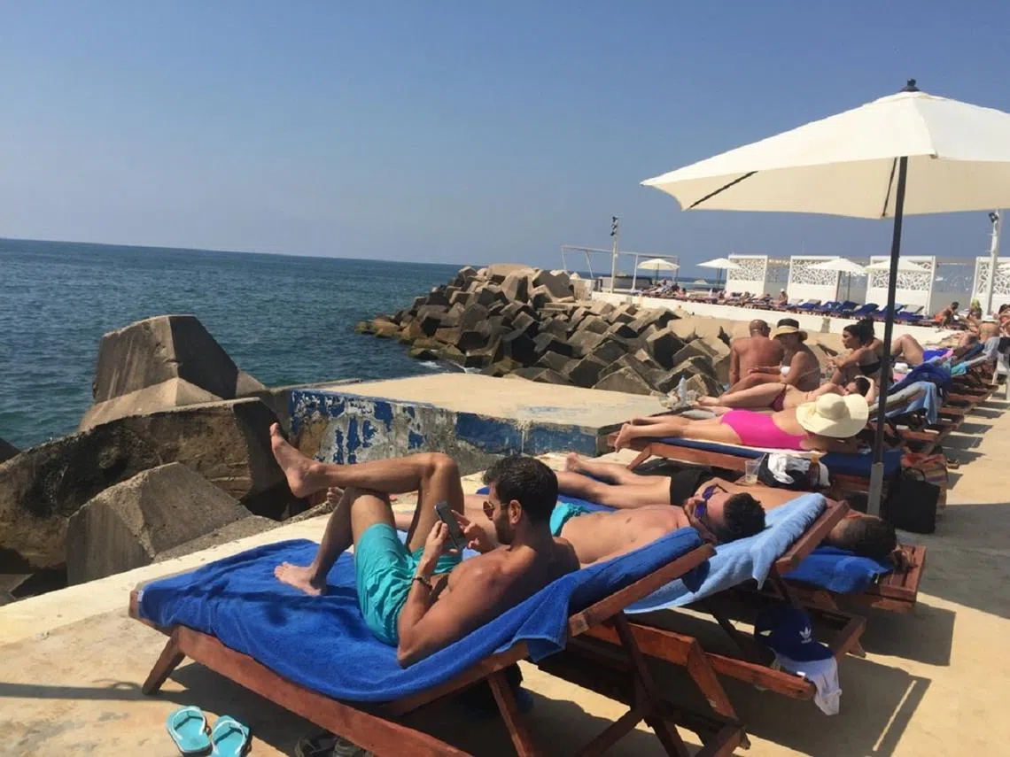 在贝鲁特海边日光浴的人们。（叶孝忠摄）