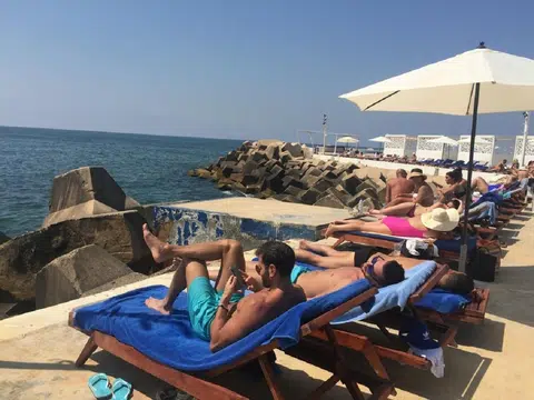 在贝鲁特海边日光浴的人们。（叶孝忠摄）