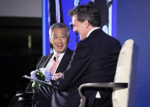李显龙总理昨晚出席首届“彭博创新经济论坛”的欢迎晚宴，与主持人彭博社总编辑约翰·米思伟（John Micklethwait）进行了约27分钟的对话。（联合早报）