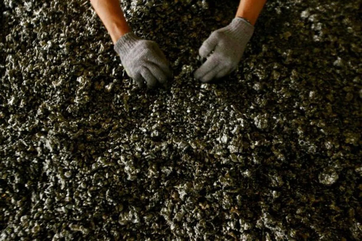  镍（Nickel）是电动汽车电池的关键成分。由于可塑性良好、具有耐腐蚀性和磁性等性能，因此广泛用于钢铁、镍基合金、电镀及电池等领域。（路透社） 