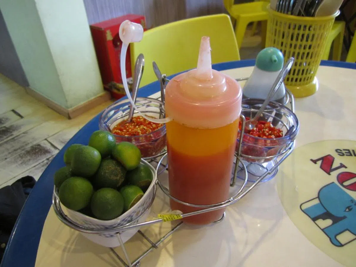  每张桌上都放着配料。（bookjunkie） 