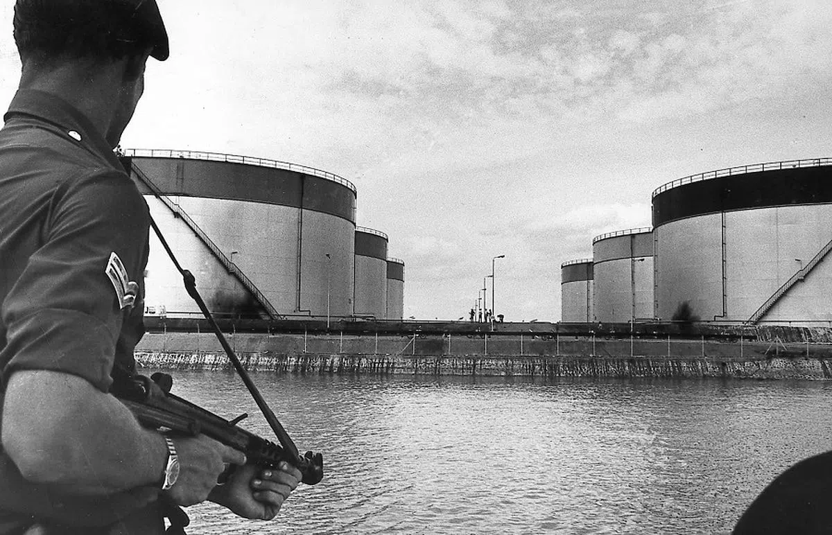 毛广岛被炸的两个储油库，呈现一片烧黑的痕迹。（联合早报档案照）