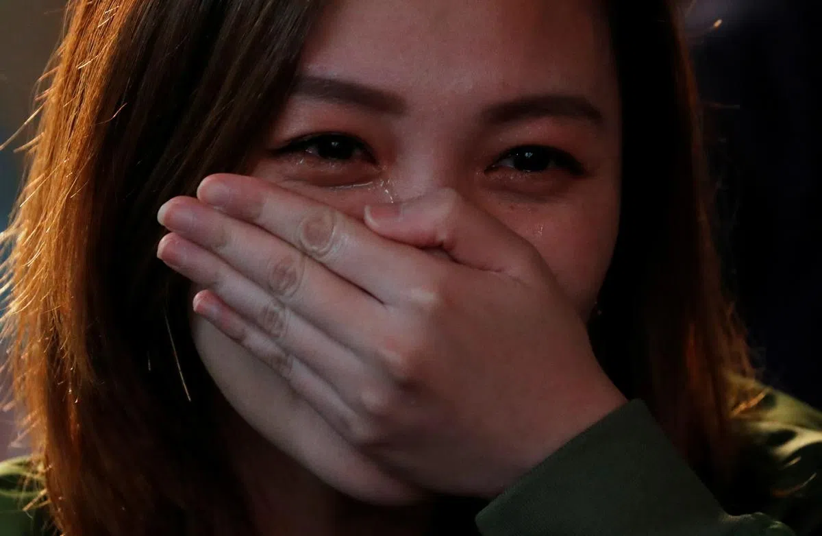  一名支持者得知蔡英文狂胜后喜极而泣。（路透社） 