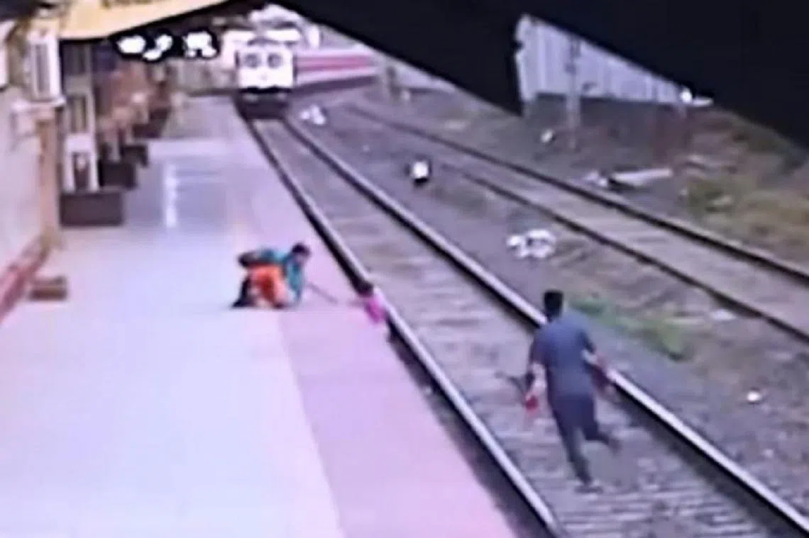 男子狂奔30多米成功救下男童。（视频截图） 