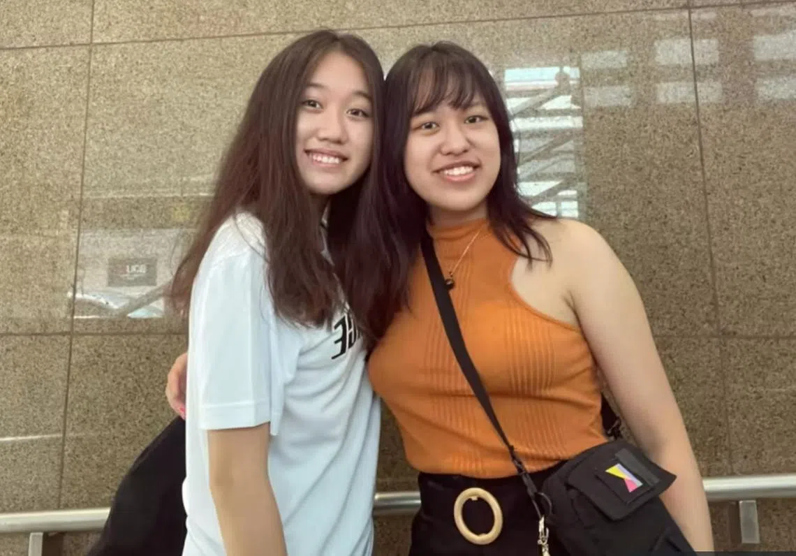 新加坡女生李楚雯（左）没被新加坡医学院录取，她决定在出国深造前，给自己一个“空档年”好好充电。（Gabrielle Lee脸书）