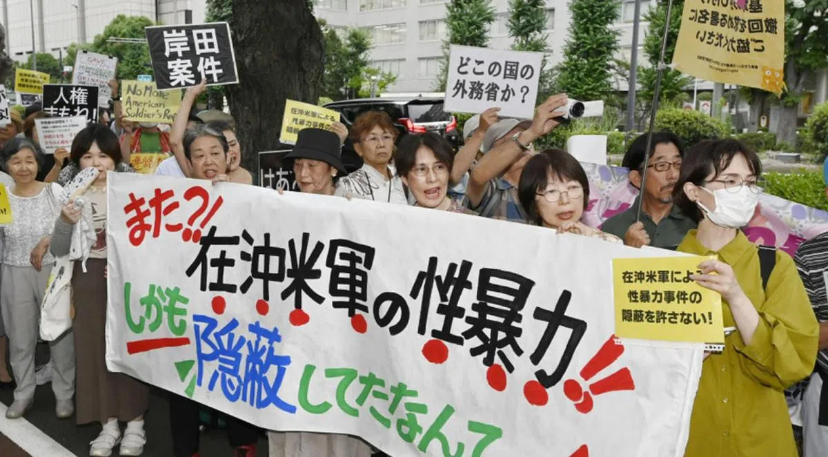 日本冲绳居民上街抗议政府未起诉涉及性暴力案件的驻日美军。（日本放送协会）