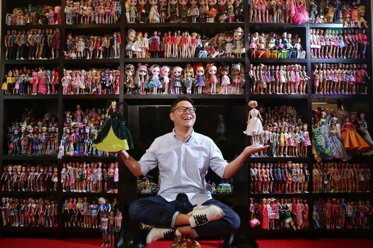  杨建与他的娃娃们。（联合早报） 