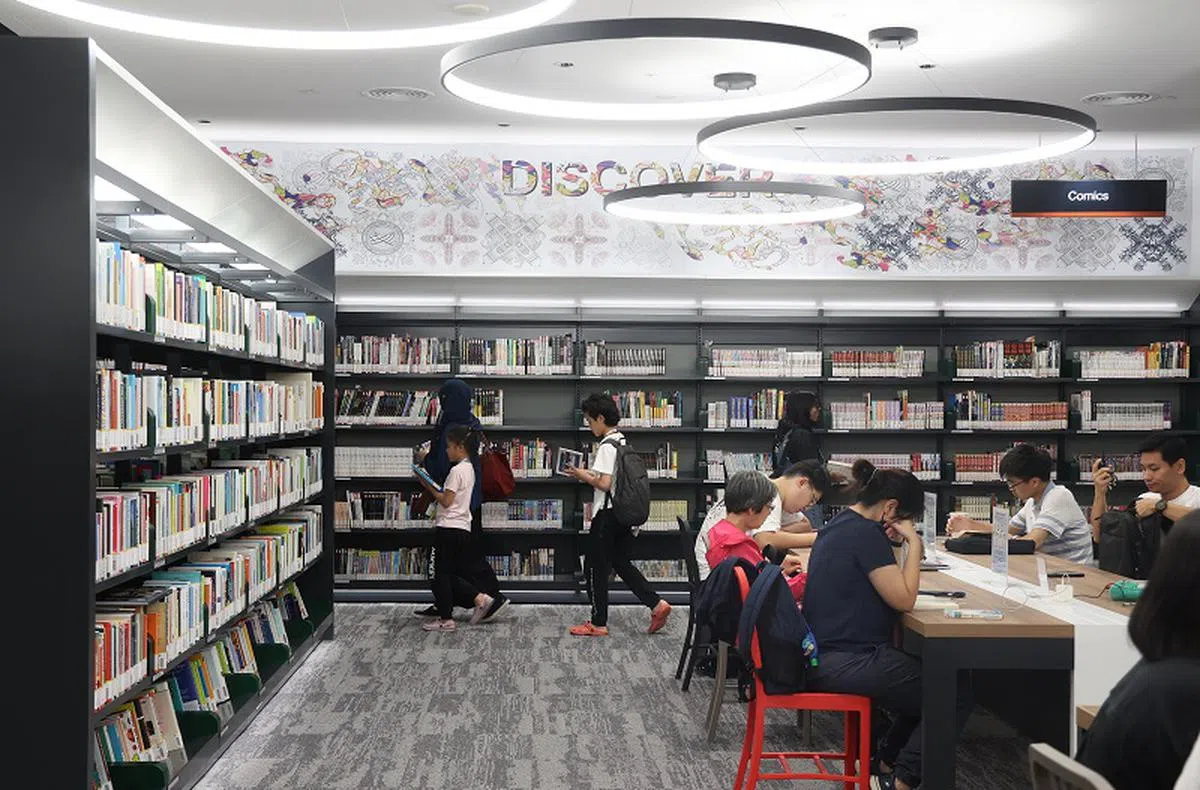 本地诗人认为，图书馆几乎无处不在、比书店的地理位置更临近公众，也有舒适的阅读空间。（联合早报）