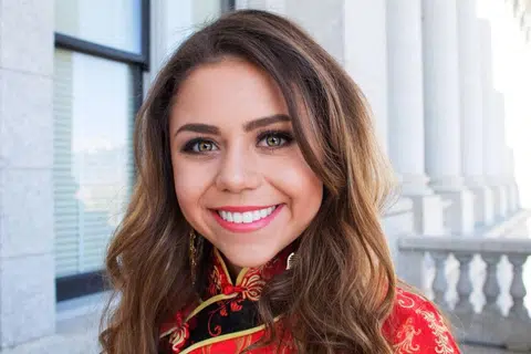 美国18岁女高中生穿传统中式旗袍参加学校毕业舞会，引发全球争议。（凯齐娅个人推特）