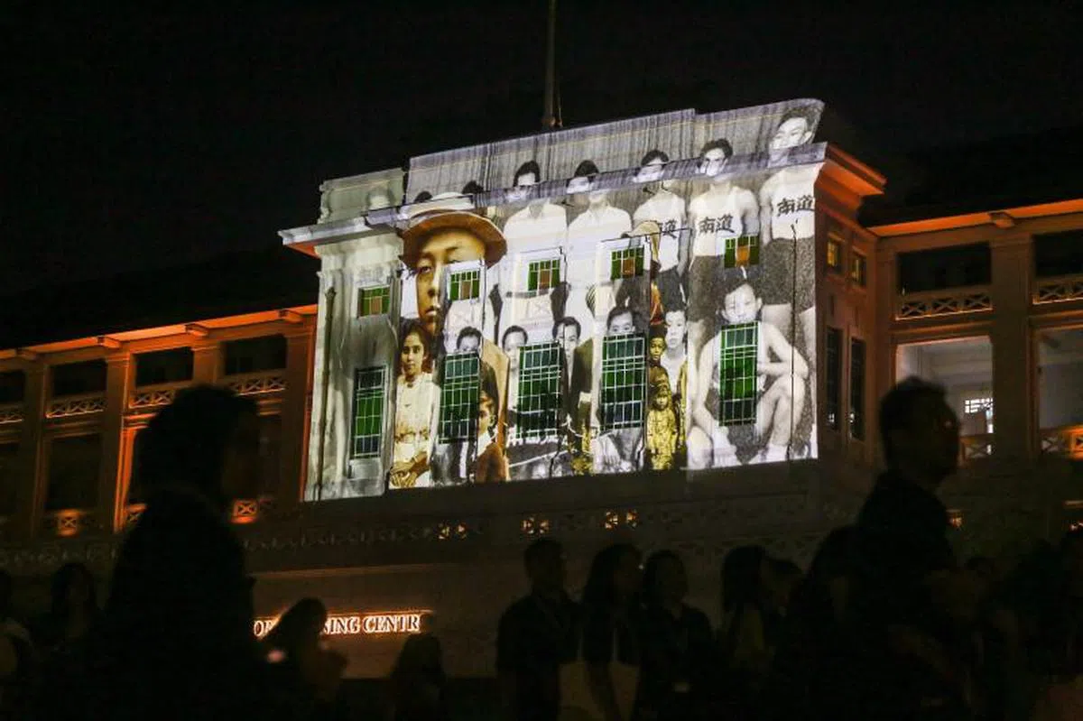  新加坡开埠200年历史体验展设于福康宁中心，分室内的“时空旅者”以及户外的“历史寻踪”展览区，为参观者重现新加坡700年的历史。入夜后，福康宁草坪周围的好几个建筑物外墙成了电影投影布。本地电影、剧场和装置艺术家陈小东为开埠200年拍摄的四则短片，每个星期二至星期日晚上7时至10时30分上映。（联合早报） 