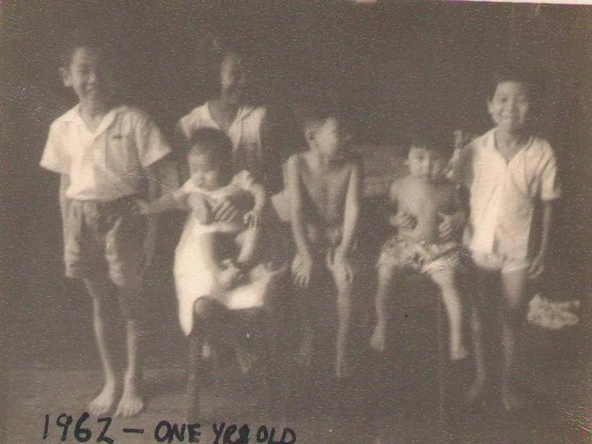 1962年方荣发一岁时与哥哥姐姐们合照。（方荣发提供） 