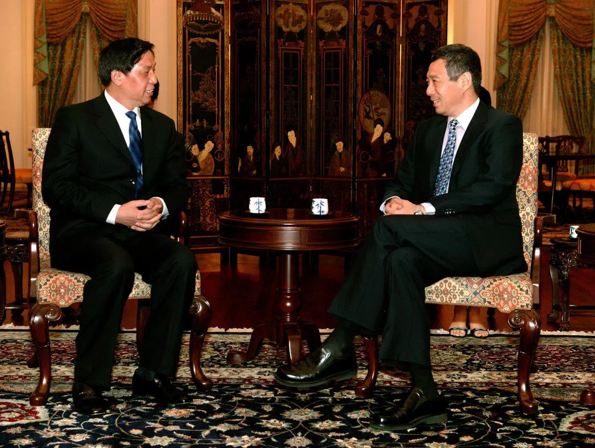  栗战书2005年担任黑龙江省常务副省长期间，曾经率领150人投资贸易代表团访问新加坡并与李显龙总理会面。（新闻、通讯及艺术部） 