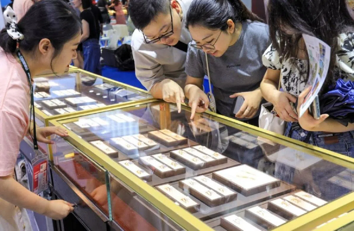 先生小姐，你们指的是同一件金饰吗？（小红书截图）